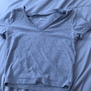 grey cropped v-neck shirt